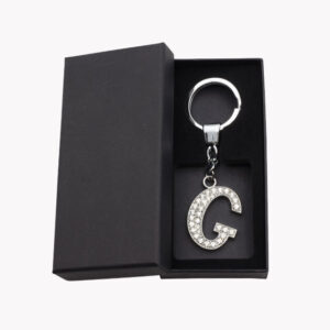 Buchstabe G mit Strasssteinen Schlüsselanhänger in einer schwarzen Geschenkbox