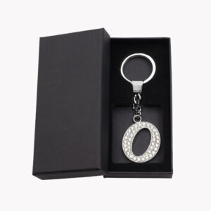 Buchstabe O mit Strasssteinen Schlüsselanhänger in einer schwarzen Geschenkbox