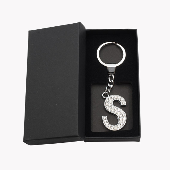 Buchstabe S mit Strasssteinen Schlüsselanhänger in einer schwarzen Geschenkbox