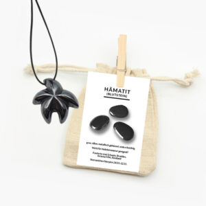 Seestern Anhänger aus Hämatit mit Lederband im Jutebeutel und Beschreibungskarte