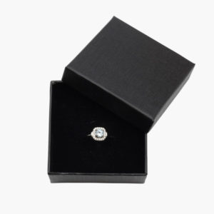 Messing Ring versilbert mit einem Topas blau Schmuckstein facettiert in einer schwarzen Geschenkbox