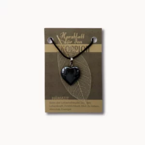 Hämatit Herz Anhänger mit Öse auf großer Karte für Sternzeichen Skorpion