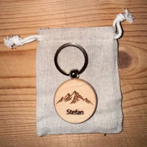 Schlüsselanhänger aus Massivbuche mit Berge Motiv personalisiert