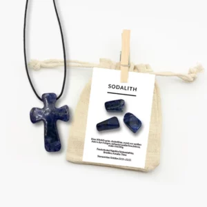Sodalith Pilgerkreuz Anhänger gebohrt mit Lederband im Jutebeutel mit Beschreibungskarte